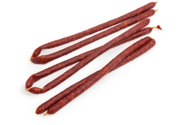 Beyaz arka planda uzun, kuru sosisler ve doğal kaplama.