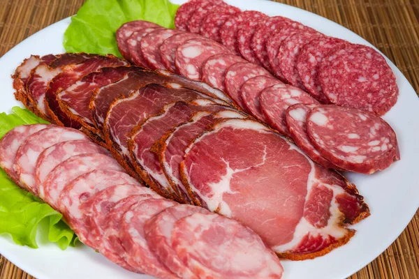 Pescoço Porco Curado Seco Fatiado Salsichas Defumadas Diferentes Salame Prato — Fotografia de Stock