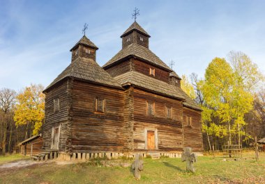 18. yüzyılda sonbaharda çam ağacından yapılmış üç çadır şekilli kubbeli eski ahşap kilise. Pyrohiv, Kyiv, Ukrayna