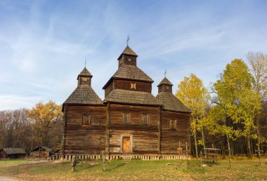 18. yüzyılda çam kütüklerinden yapılmış üç çadır şekilli eski ahşap kilise, yan görünüş, sonbahar. Pyrohiv, Kyiv, Ukrayna