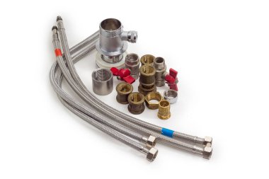 Metal örgülü güçlendirilmiş hortumlar, pirinç ve çelik boru bağlantıları, adaptörler, lavabo, fındık, top vanaları ve diğer tesisat bileşenleri beyaz arka planda.