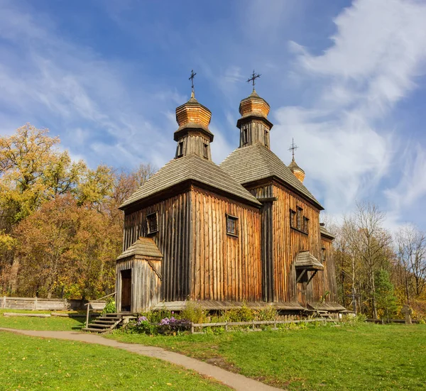 Stary Drewniany Kościół Trzema Kopułami Zbudowany Wieku Jesienny Dzień Pyrohiv — Zdjęcie stockowe