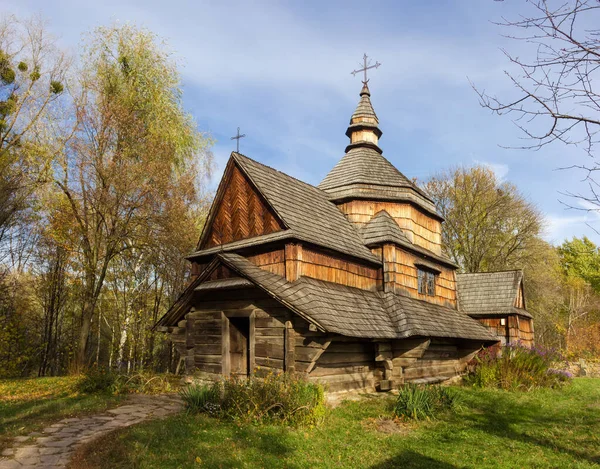 古老的木制教堂 墙壁和屋顶覆盖着木制弹壳 八角形中央穹顶建于19世纪初 秋天的一天 乌克兰基辅Pyrohiv — 图库照片