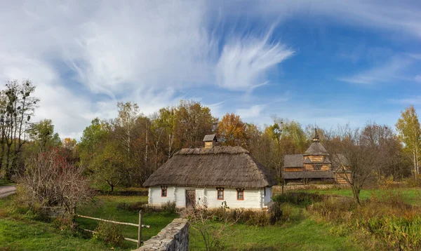 Landschap Met Oude Oekraïense Houten Landhuis Met Rieten Dak Gebouwd — Stockfoto