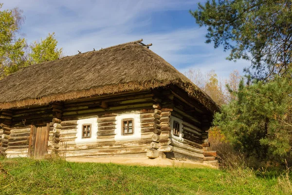 Część Starego Ukraińskiego Drewnianego Wiejskiego Domu Krytym Strzechą Dachem Wybudowanym — Zdjęcie stockowe