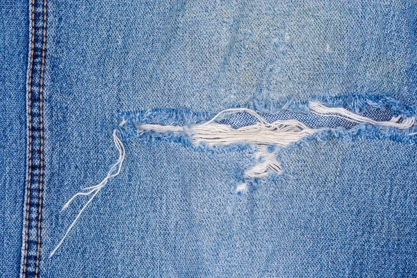 Buraco Lugares Usados Uma Velha Calça Azul Rasgada Mostrando Fios — Fotografia de Stock