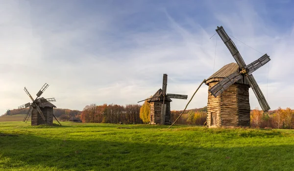 Alte Hölzerne Windmühlen Stehen Auf Der Liegewiese Vor Dem Abendhimmel — Stockfoto