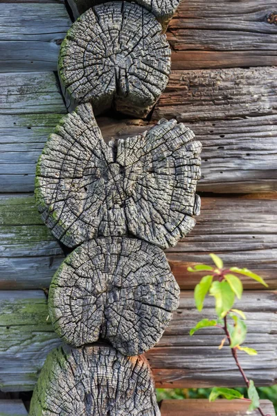 Viejo Oscurecido Con Tiempo Cubierto Musgo Vigas Madera Agrietadas Pared — Foto de Stock