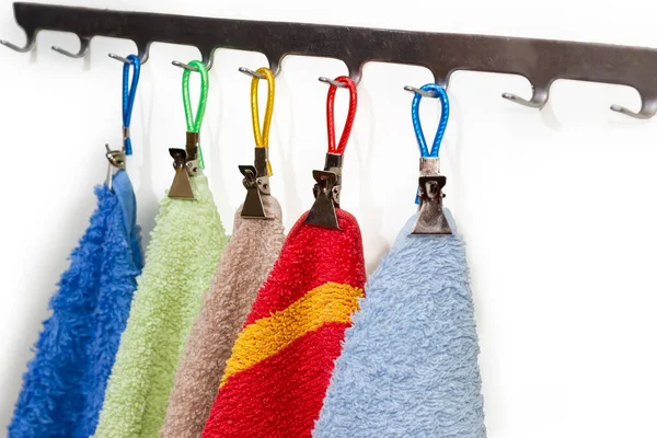 Verschiedene Frottee Badetücher Verschiedenen Farben Mit Wäscheklammern Die Den Aufhängehaken — Stockfoto