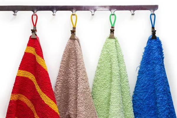 Verschiedene Frottee Badetücher Verschiedenen Farben Mit Wäscheklammern Die Den Haken — Stockfoto
