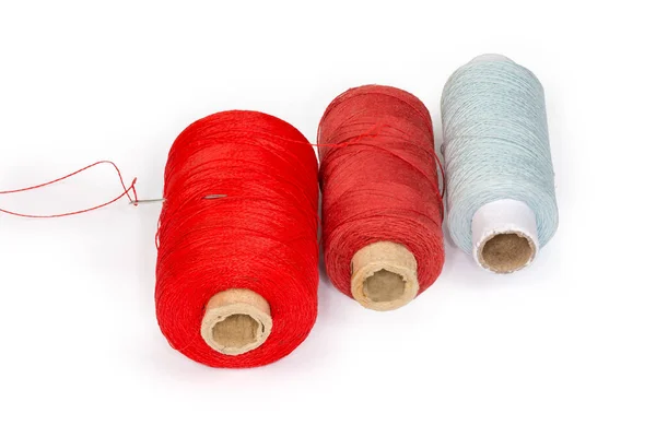 Fadenspulen Verschiedenen Farben Und Selbstfadenförmige Handnähnadel Mit Verstecktem Roten Faden — Stockfoto