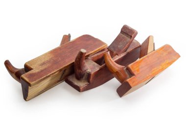 Farklı özel amaçlar için tasarlanmış üç klasik ahşap el uçağı beyaz arka planda tozla kaplanmış.