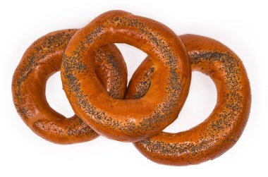 Geleneksel Doğu Avrupa halka şeklinde ekmek ruloları beyaz arka planda pişmeden önce haşhaş tohumları serpiştirilmiş, üst görünüm