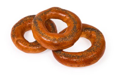 Beyaz arka planda pişmeden önce haşlanmış haşhaş tohumları serpiştirilmiş geleneksel Doğu Avrupa halka şeklinde ekmek ruloları