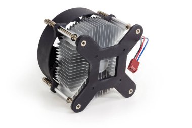 Alüminyum yüzgeçli ısıtıcısı olan aktif işlemci soğutucusu ve beyaz arka planda masaüstü bilgisayarları için fan, basınç levhasının yan tarafından alt görünüm