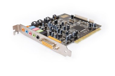 Masaüstü bilgisayarlarında seçici odak noktasında yakın plan, beyaz arkaplan üzerinde kullanılan PCI bus için eski kullanılan dahili ses kartı