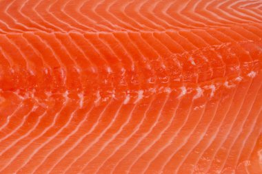 Soğutulmuş somon filetosunun balık eti dokusu, üst görünüm yakın plan, arka plan.
