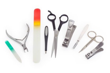 Farklı makas, tırnak makası, tırnak törpüsü ve diğer el aletleri beyaz arka planda tırnak bakımı için