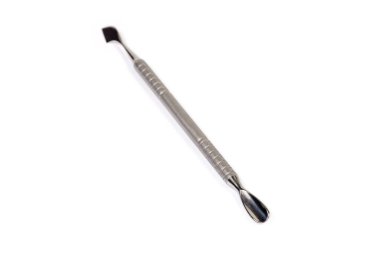 Paslanmaz çelik çift taraflı tırnak bakımı için beyaz arka plan, seçici odak yakın çekim