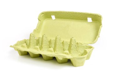 Açık yeşil geri dönüşümlü kağıt hamurundan yapılmış on yumurta kutusu beyaz arka planda, seçici odak noktasında yakın plan.