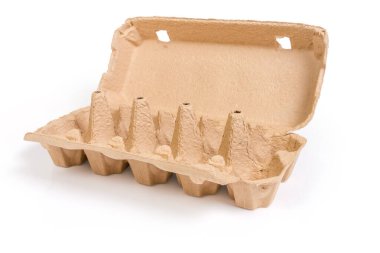 Açık kahverengi geri dönüşümlü kağıt hamurundan yapılmış on yumurta kutusu beyaz arka planda, seçici odak noktasında yakın plan.