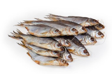 Beyaz arka planda salamura ve hava kurutulmuş böcek balığı yığını.