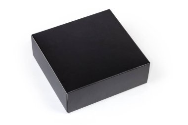 Kapalı siyah dikdörtgen düz karton kutu beyaz bir arka planda yatıyor.