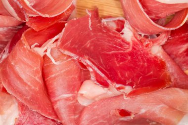 İnce dilimler halinde jamon yığını, parça üst görünüm yakın plan, arkaplan