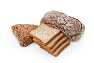 Bir somun koyu kahverengi ekmek, pekmez, üçgen şeklinde ekmek, farklı tohumlar serpiştirilmiş ve kızarmamış ekmek dilimleri beyaz arka planda.