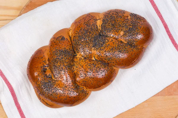 Hele Zoete Gevlochten Brood Bestrooid Met Papaverzaad Voordat Gebakken Ligt — Stockfoto