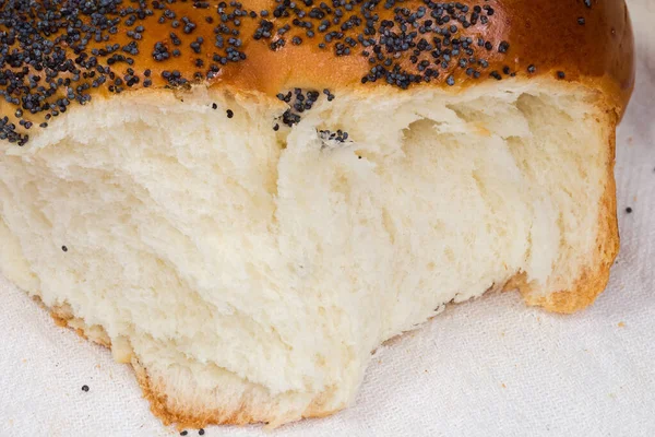 Broken Piece Sweet Braided Bread Sprinkled Poppy Seeds Textile Napkin — Stock Photo, Image
