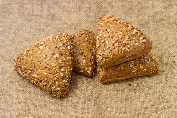 Треугольный Хлеб Посыпанный Различными Семенами Мешковину — стоковое фото