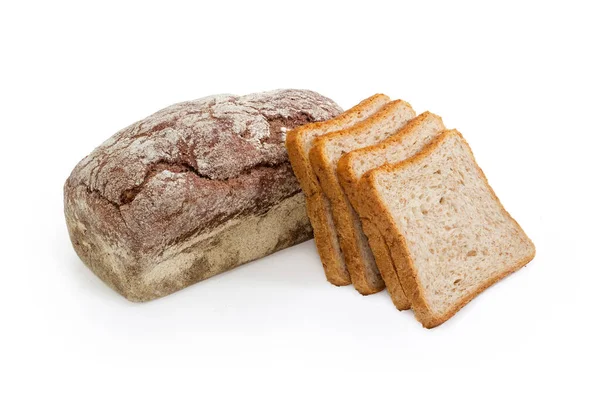 全麦面包 深褐色多粒面包 有糖蜜和未烘烤的面包片 在白色背景下烘烤 — 图库照片