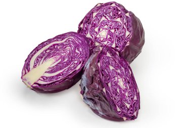 Kırmızı lahana kafalar, bir kesik ve iki tane de beyaz arka planda enine kesikler.