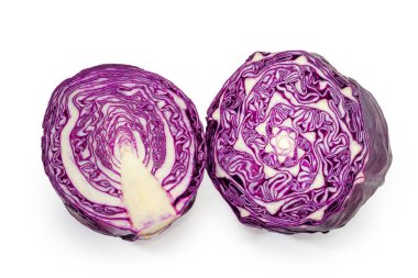 Kırmızı lahana kafaların iki yarısı, biri boydan boya kesilmiş ve diğeri de beyaz arka planda enine doğru kesilmiş.