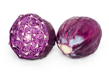 Beyaz arka planda kırmızı lahanaların bir buçuk kafası.