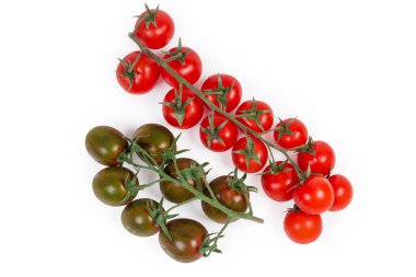 Beyaz arka planda taze olgun kırmızı kiraz domatesleri ve kahverengi kirazlı domates kümesi.