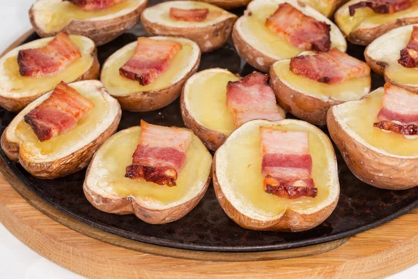 Metades Batata Suas Peles Assadas Com Fatias Bacon Uma Assadeira — Fotografia de Stock