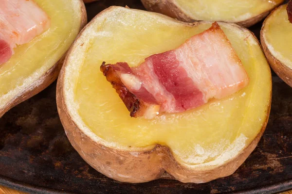 Metade Batata Sua Pele Assada Junto Com Fatia Bacon Uma — Fotografia de Stock