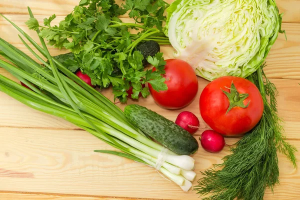 Olika Färska Grönsaker Och Grönt Ett Rustikt Bord Närbild — Stockfoto