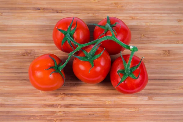 Branche Tomates Rouges Mûres Sur Une Planche Découper Bois Vue — Photo