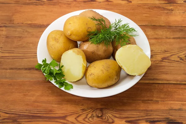 Patatas Enteras Hervidas Sus Chaquetas Mitades Decoradas Con Perejil Ramitas —  Fotos de Stock