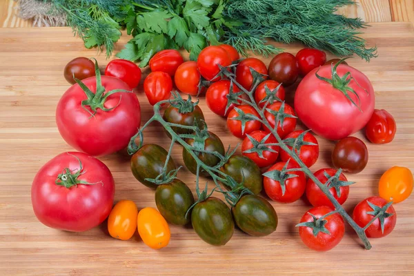 Tomates Cerises Mûres Fraîches Multicolores Sur Les Branches Séparément Tomates — Photo