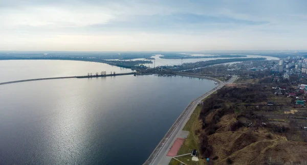 Дамба Частина Водоймища Водосховища Гідроелектростанцією Центрі Хмарний Весняний День Панорамний — стокове фото