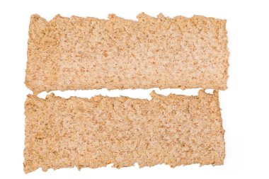 Beyaz arka planda iki tane kuru dikdörtgen düz çavdar ekmeği, yakın plan. Arkaplan, doku