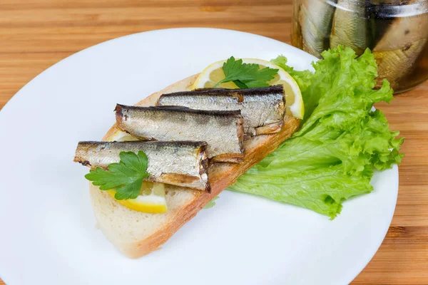 Sandwich Abierto Con Espadines Ahumados Conservados Aceite Vegetal Rodajas Limón — Foto de Stock