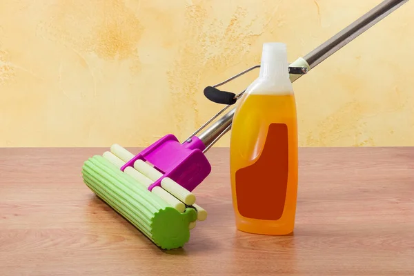 Mop Green Sponge Mounting Clamp Plastic Bottle Liquid Floor Cleaner — Stock Photo, Image