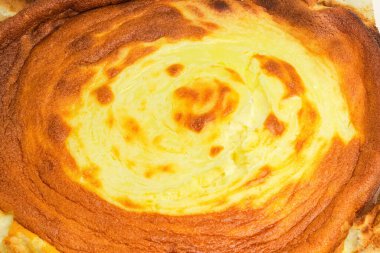 Kır peyniri, yumurta ve şekerden yapılmış fırınlanmış tatlı güveç. Yakın plan, arka plan.