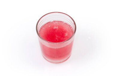 Fışkıran ilaç tabletinin çözünmesi sırasında bir bardak su, hafif yüzeyde duruyor, seçici odakta duruyor. 