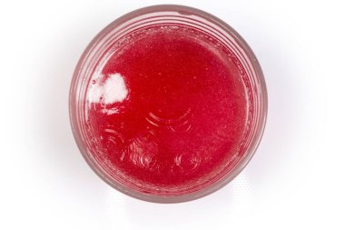 İçinde çözünmüş bir bardak su. Fışkıran ecza ürünü tableti. Işık yüzeyinin en üst görüntüsü.  